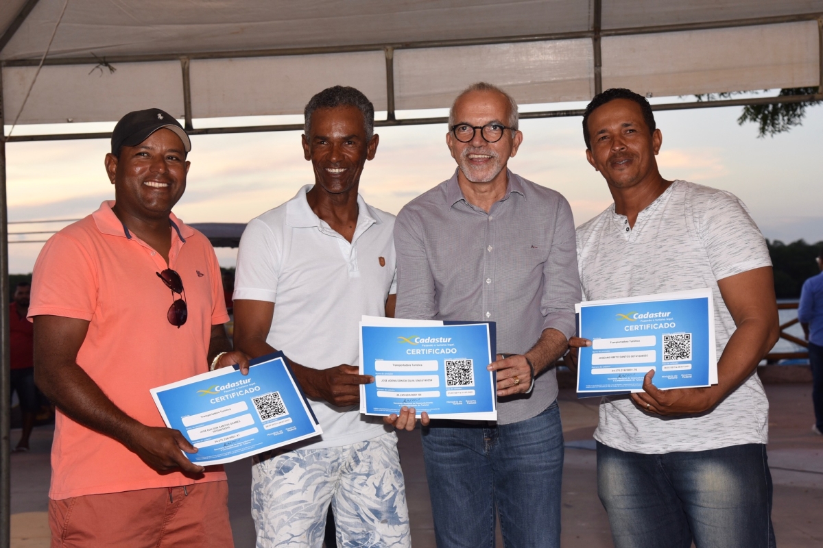 Prefeito entrega alvarás e certificados do Ministério do Turismo para barqueiros da Orla Pôr do Sol (Foto: Ana Lícia Menezes/ PMA)
