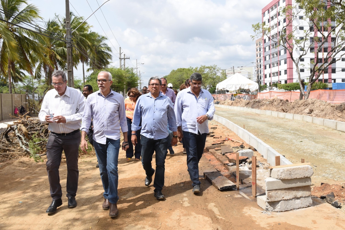 Prefeito inspeciona andamento das obras das avenidas Augusto Franco e Hermes Fontes (Foto: Ana Lícia Menezes/ Prefeitura de Aracaju)