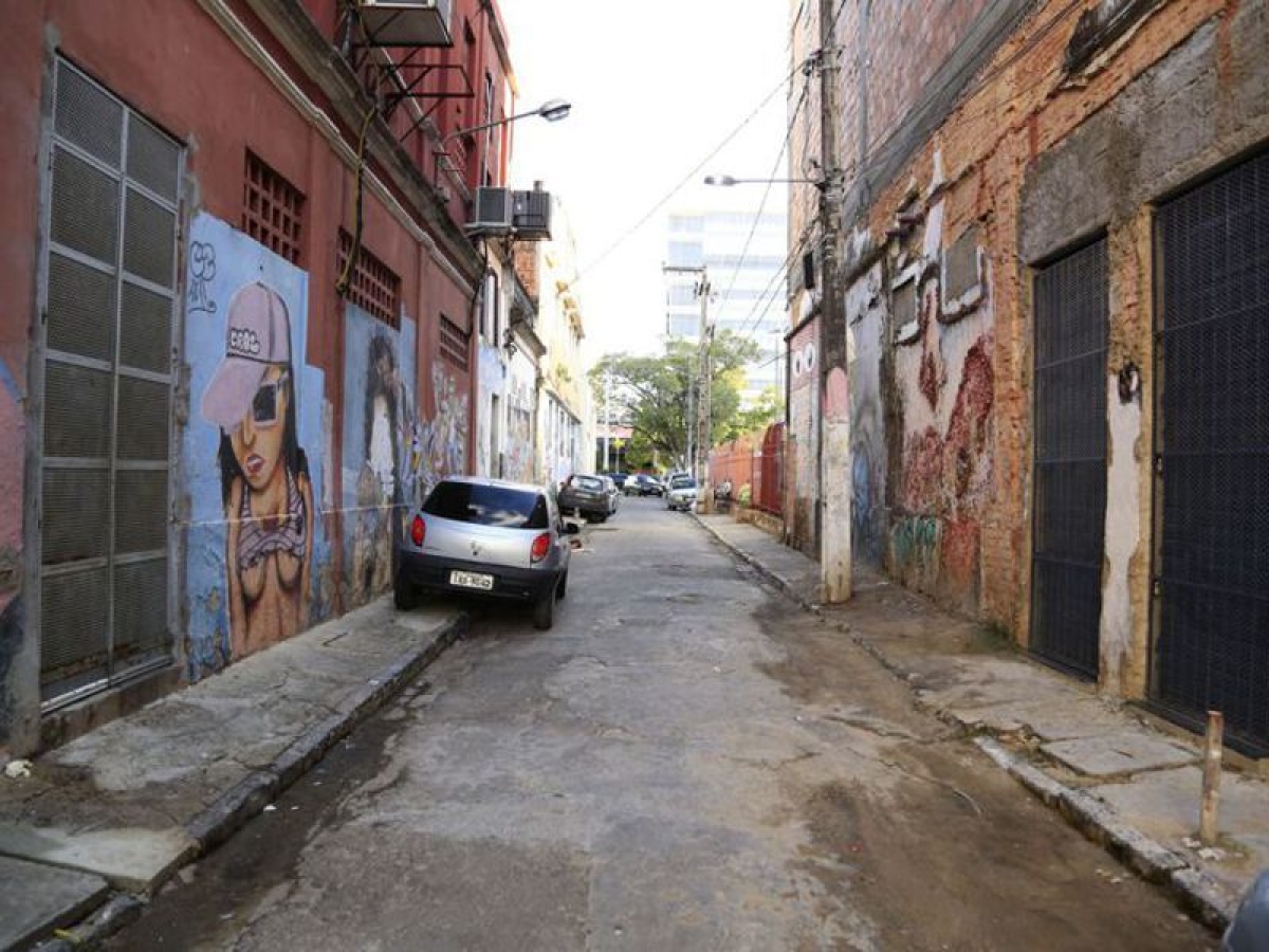 Outrora um local cheio de alegria, o Beco dos Cocos é hoje o retrato do abandono (Foto: Via Destaque Notícias)