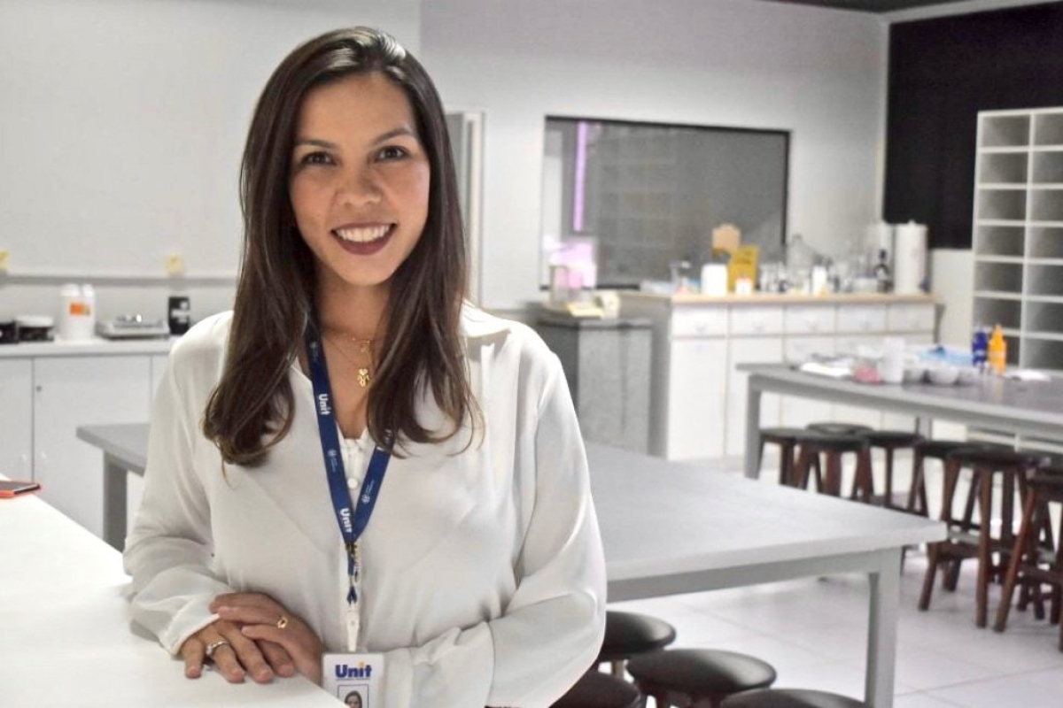 Professora Juliana Mendonça, Doutora em Ciências da Saúde, coordenadora do curso de Farmácia da Unit (Foto: Unit)