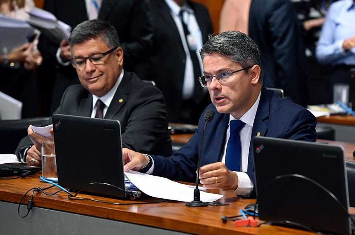 Alessandro Vieira, relator (à dir., ao lado de Carlos Viana): obrigação de pagamento das despesas para preso hipossuficiente somente quando presídio oferecer trabalho (Foto: Roque de Sá/ Agência Senado)