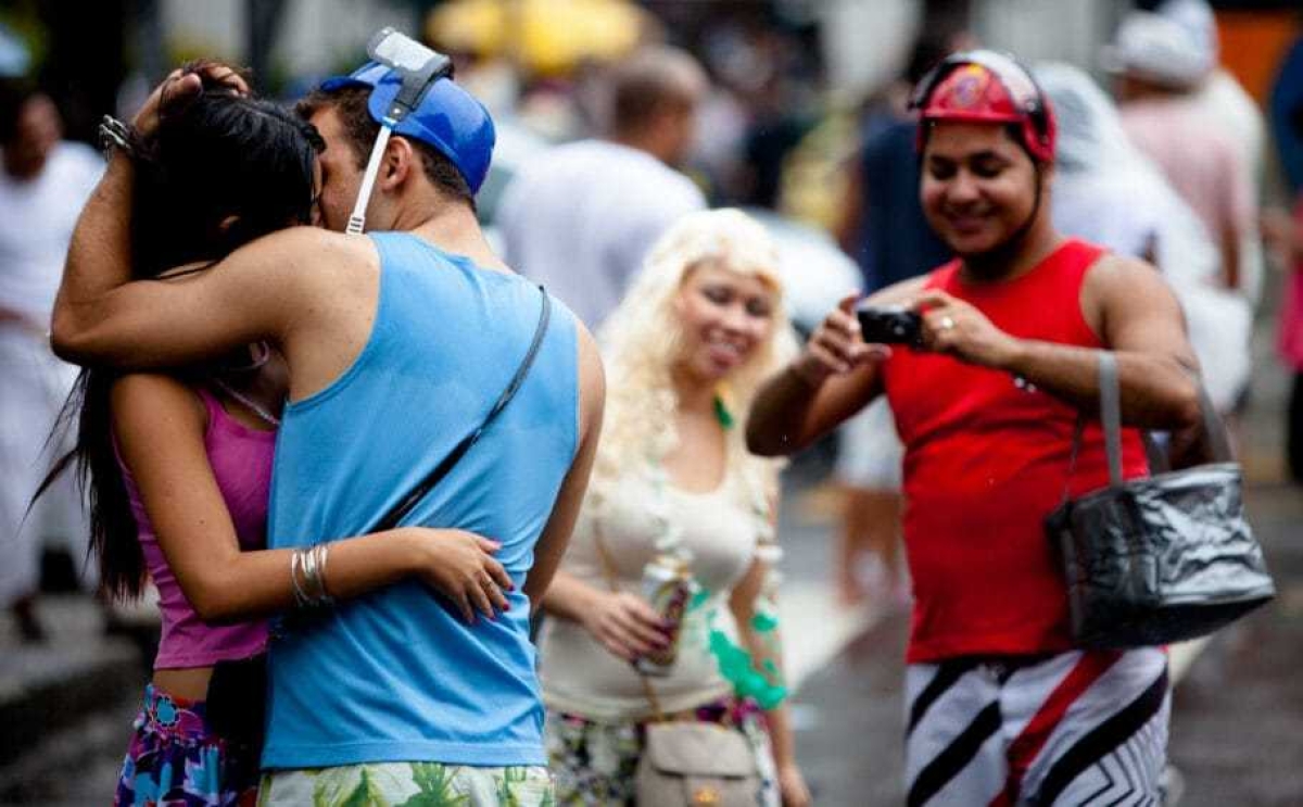 No Carnaval, cuidado com a doença do beijo (Foto: Catraca Livre/ Via Destaque Notícias)