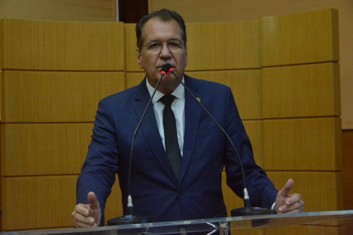 Adailton Martins cobra esclarecimento sobre fechamento de agências bancárias (Foto: Rede Alese)