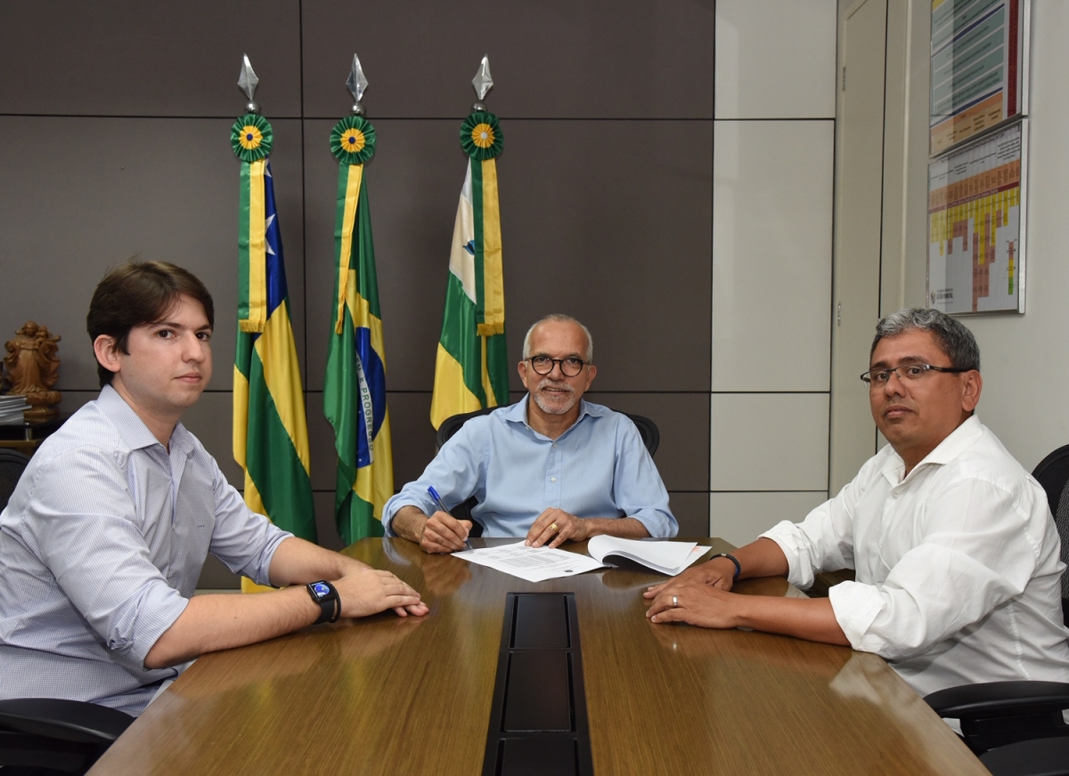 Prefeito Edvaldo sanciona lei para novo prazo de isenção do IPTU e perdão de dívidas (Foto: Ana Lícia Menezes/ PMA)