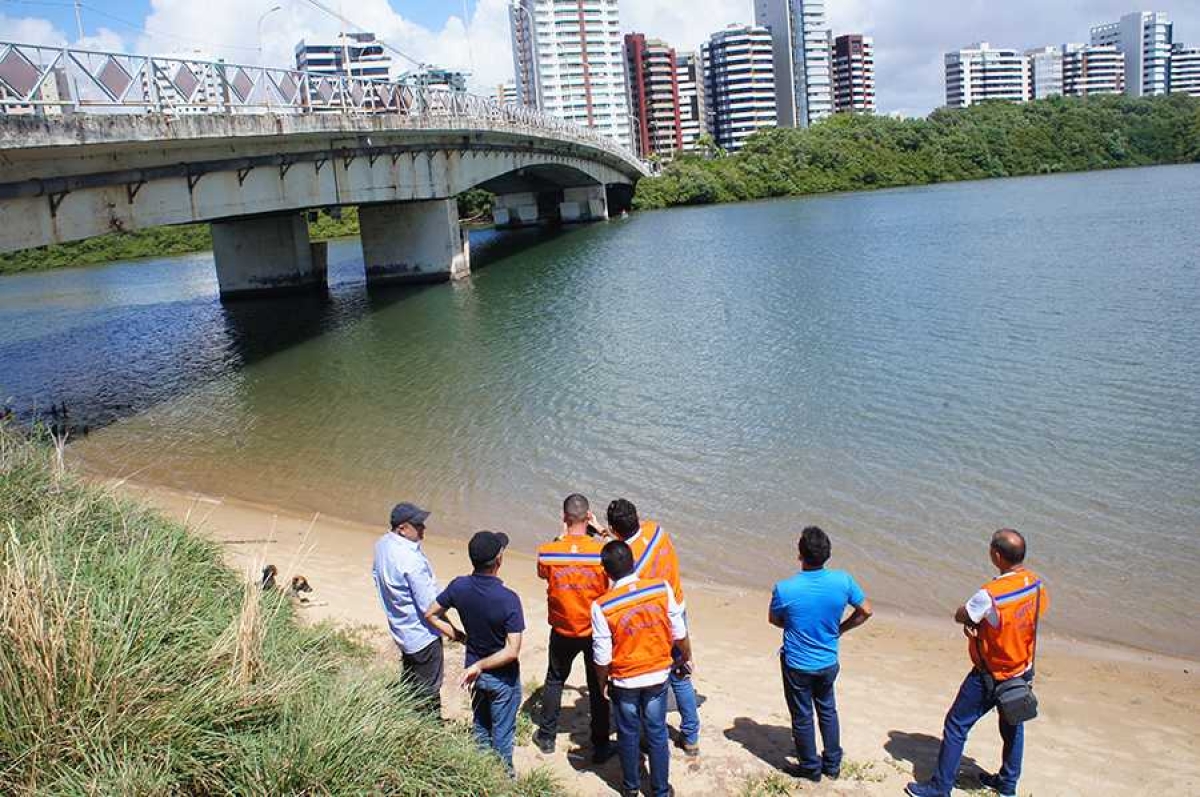 Defesa Civil e Emurb vistoriam ponte da Coroa do Meio e descartam risco iminente (Foto: PMA)