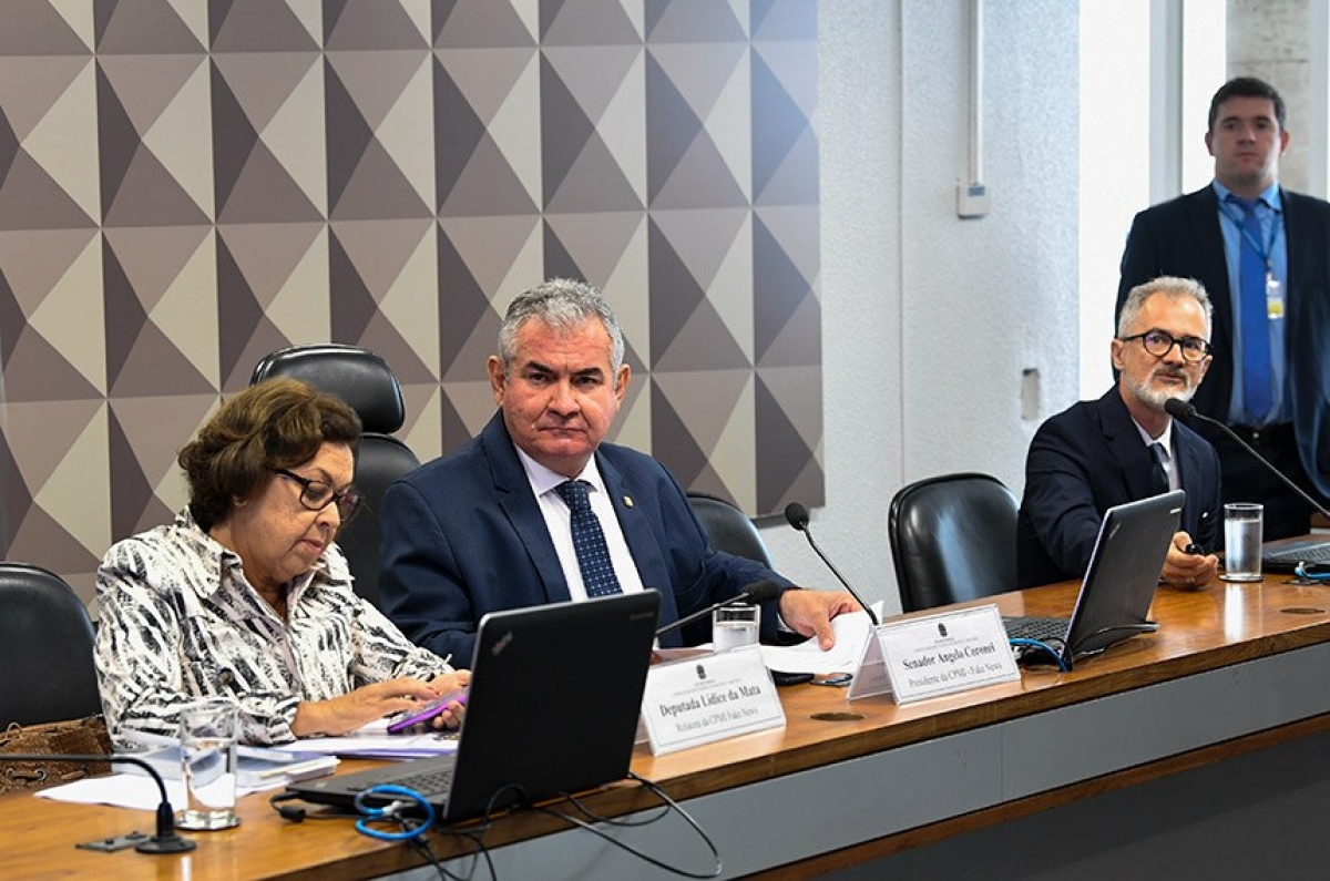 Coordenador de Comunicação da SBIm, Ricardo Machado (D) ao lado da relatora da CPI, deputada Lídice da Mata, e do presidente, Angelo Coronel (Foto: Jefferson Rudy/ Agência Senado)