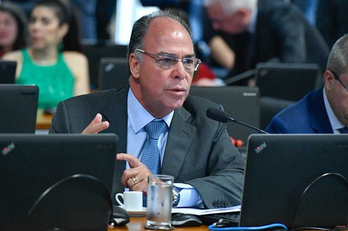 Fernando Bezerra Coelho, autor da proposta: objetivo é evitar necessidade de ação judicial para restabelecimento do sobrenome (Foto: Geraldo Magela/ Agência Senado)