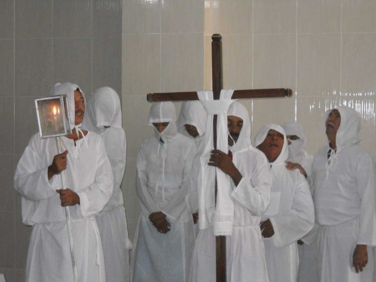 Os penitentes percorrem cemitérios, santas-cruzes, cruzeiros e capelas do município (Foto: Destaque Notícias)