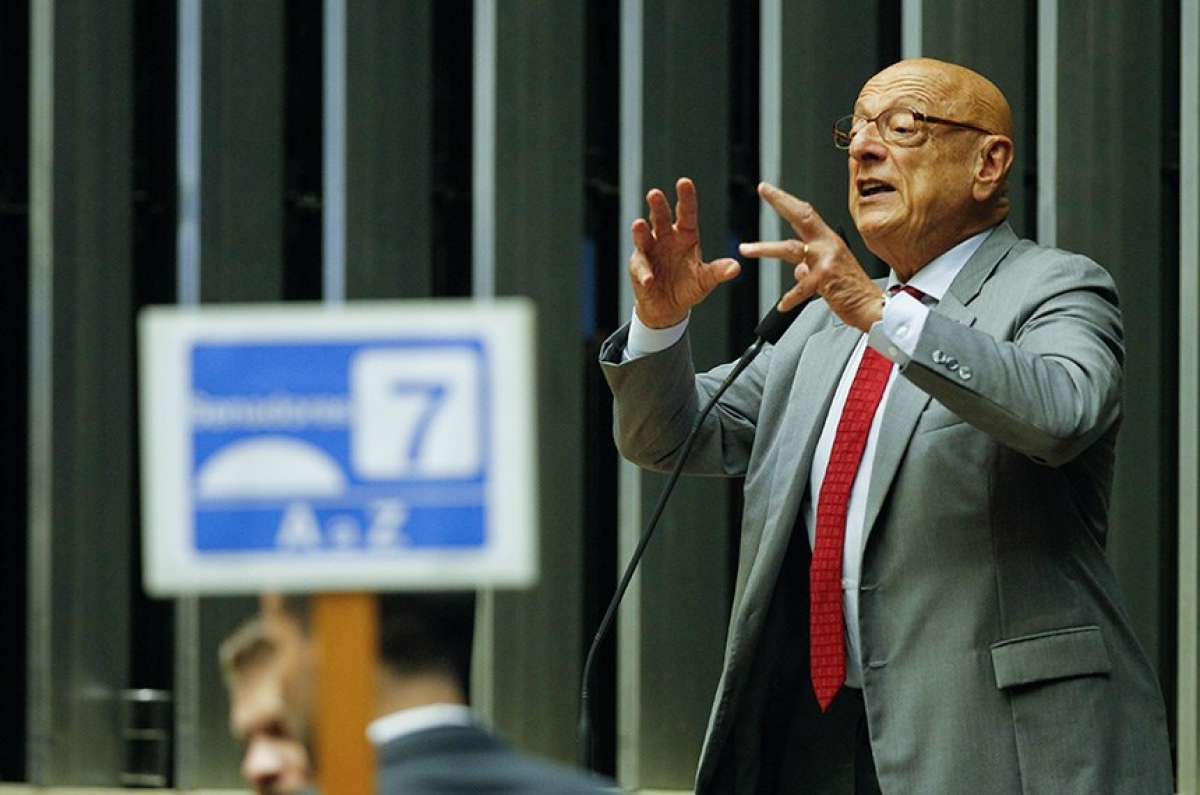 Autor da lei, o senador Esperidião Amin comunica acordo para a derrubada de dois pontos do veto, o que acabou não acontecendo (Foto: Beto Barata/ Agência Senado)
