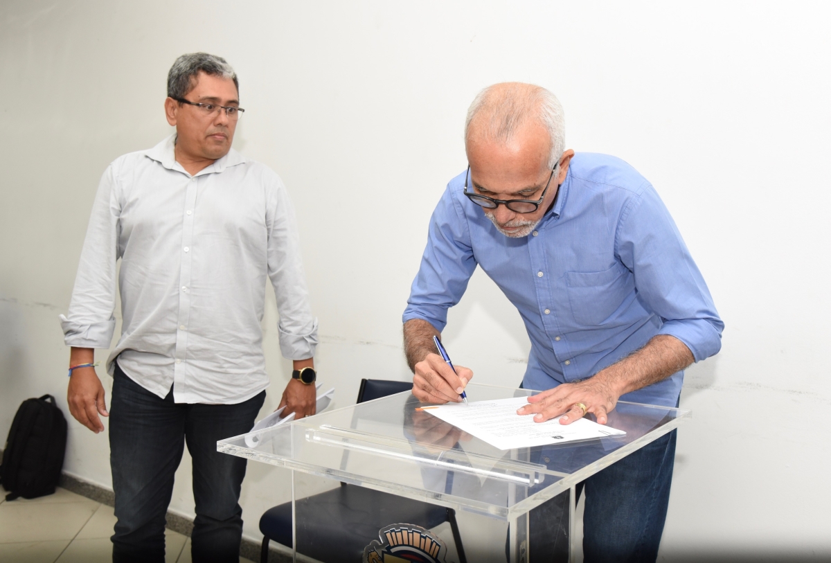 Prefeito assina decretos que facilitam abertura de empresas e disponibilizam serviços pela internet (Foto: Ana Lícia Menezes/ PMA)