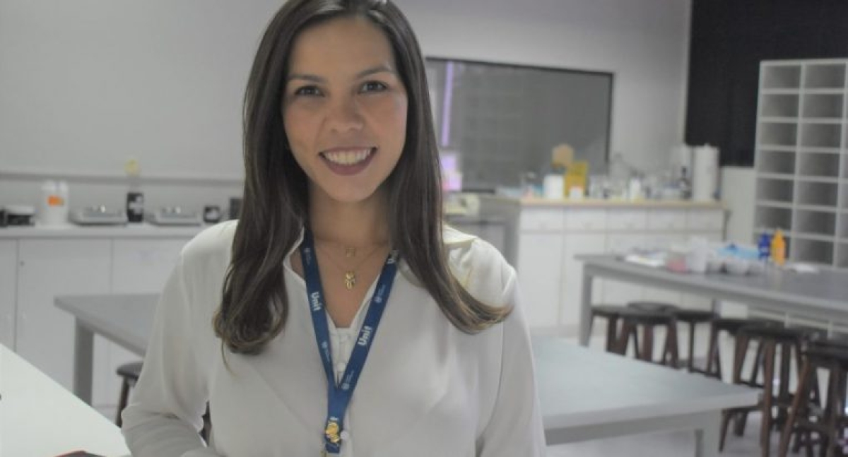 Farmacêutica e coordenadora do curso de Farmácia da Universidade Tiradentes, Juliana Dantas (Foto: Assessoria Unit)
