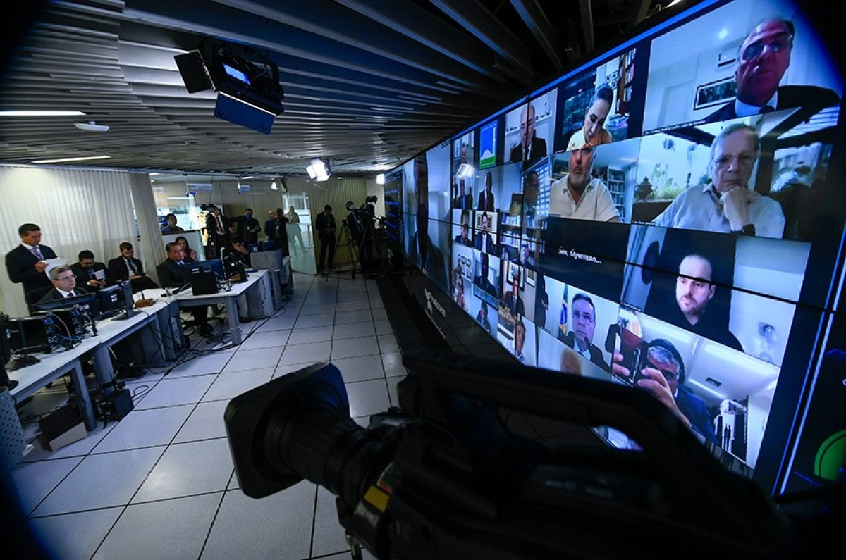 Senadores (no telão) votaram por aplicativo (Foto: Marcos Oliveira/ Agência Senado)