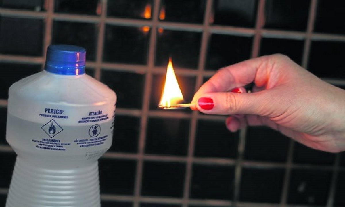 Álcool líquido é altamente inflamável e não deve usado em casa (Foto: Stock)