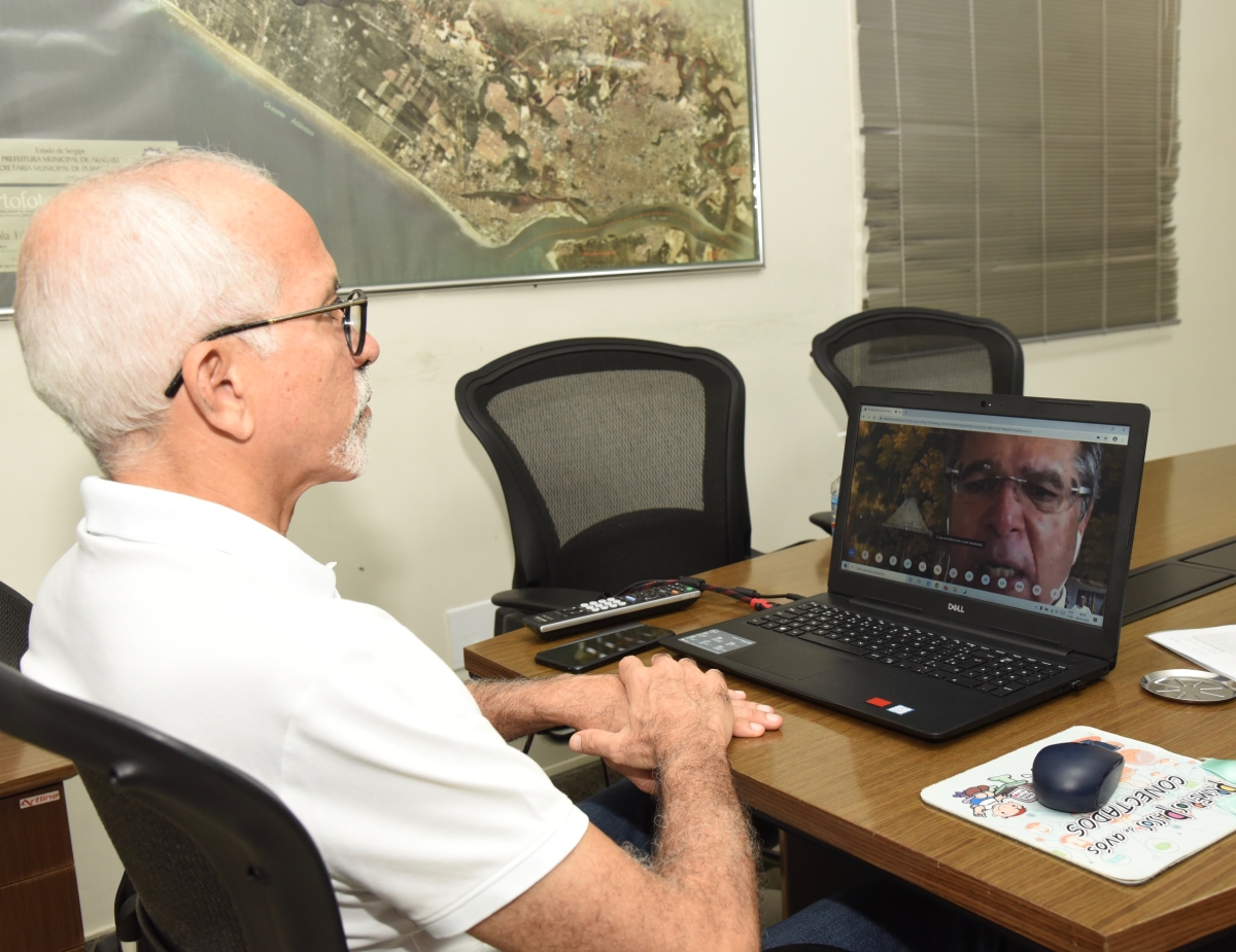 Prefeito de Aracaju propõe a ministro da Economia rápida liberação do auxílio a trabalhadores informais (Foto: Ana Lícia Menezes/ PMA)