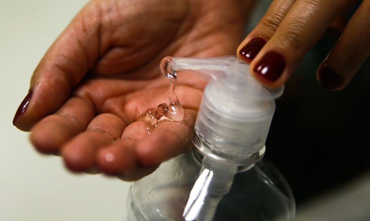 Álcool gel: se falsificado, não use; se legalizado, use com cuidado (Foto: Marcello Casal Jr./ Agência Brasil)