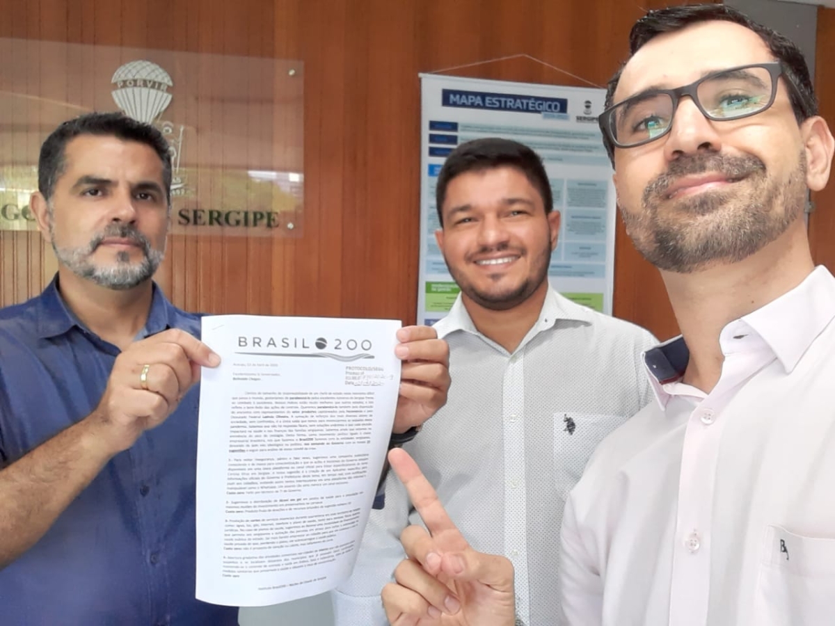 Coordenadores do Movimento Brasil200 Dilermando Júnior (com documento nas mãos), Ygor Sydartha (ao meio) e Lúcio Flávio Rocha (de óculos) (Foto: Assessoria Movimento Brasil200/ Sergipe)