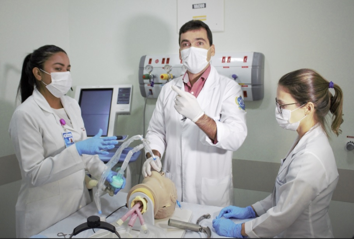 Professores da Unit capacitam profissionais do hospital Cirurgia para atendimento de pacientes com Covid-19 (Foto: Ascom Hospital Cirurgia)