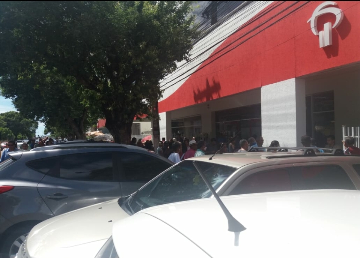 Agência no centro tem multidão de clientes (Foto: Enviadas por internautas/ Via Portal Infonet)