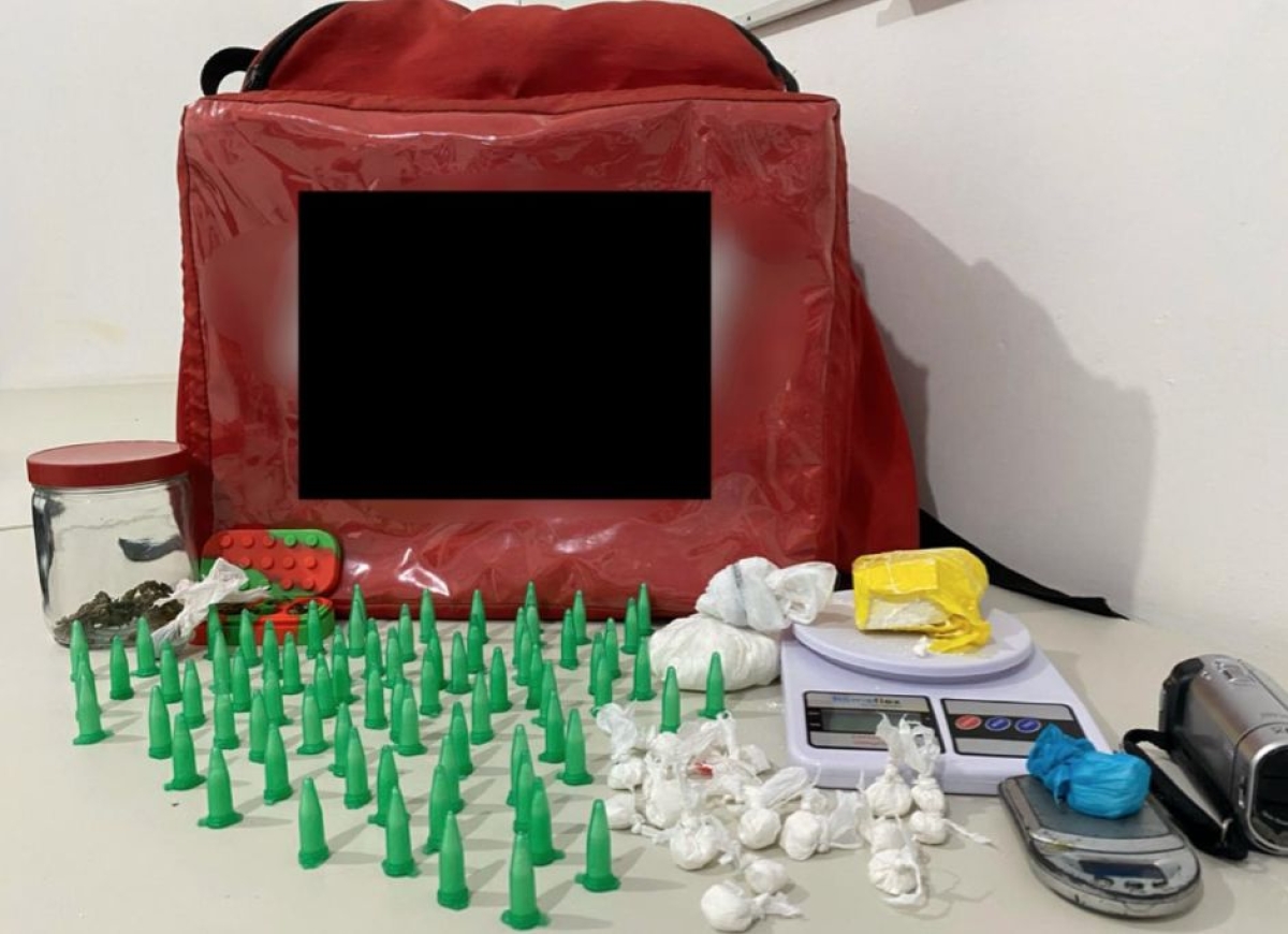 Polícia Civil prende supostos entregadores de aplicativo de comida por tráfico de drogas no Ponto Novo (Foto: SSP/SE)