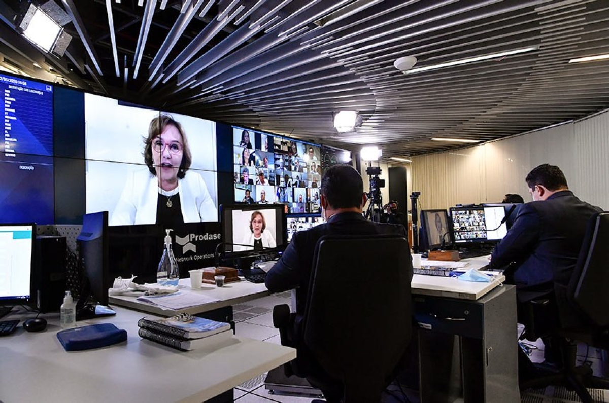 A relatora, senadora Zenaide Maia, estendeu a prioridade aos profissionais essenciais ao controle de doenças e à manutenção da ordem que tenham tido contato direto com contaminados ou suspeitos (Foto: Waldemir Barreto/ Agência Senado)