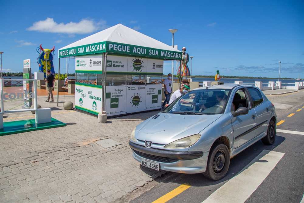 Grupo Banese e Governo do Estado distribuem máscaras no Largo da Gente Sergipana (Foto: Diego DiSouza)