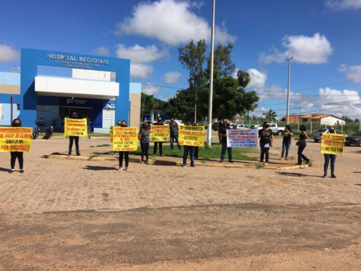 Trabalhadores da Saúde realizaram ato de protesto em frente ao Hospital Regional de Glória (Foto: Via Site Iran Barbosa)