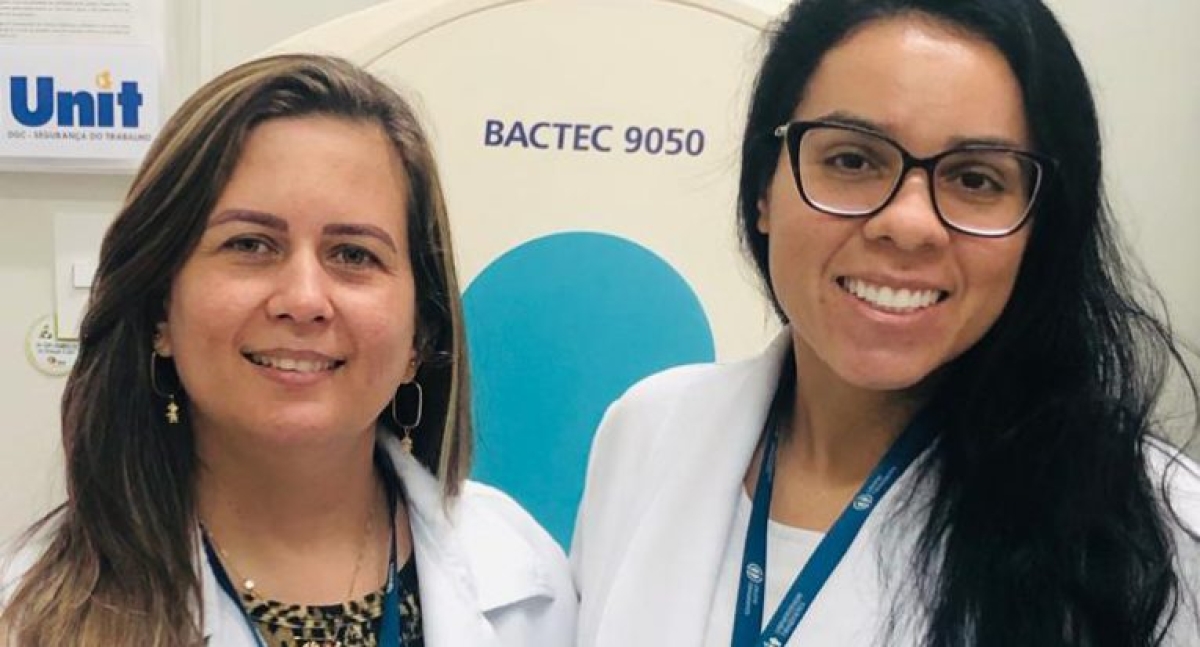 Renata Rego de Souza Poderoso, professora preceptora e Aline Cristina Santos Reis, Coordenadora Técnica do Unitlab (Foto: Assessoria de Imprensa Unit)