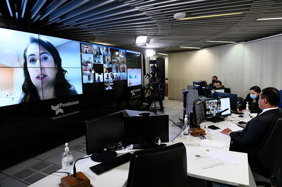 A relatora, senadora Kátia Abreu, optou por manter o substitutivo ao texto original do senador Weverton No entanto, manteve a cobrança de taxa de religação por falta de pagamento (Foto: Marcos Oliveira/ Agência Senado)
