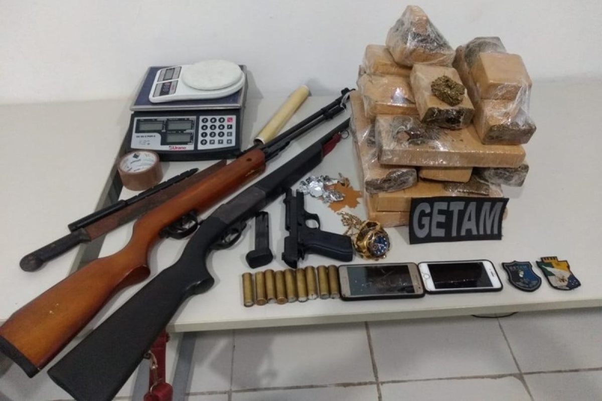 PM apreende 14 kg de maconha e duas armas de fogo no Conjunto Jardim (Foto: PM/SE)