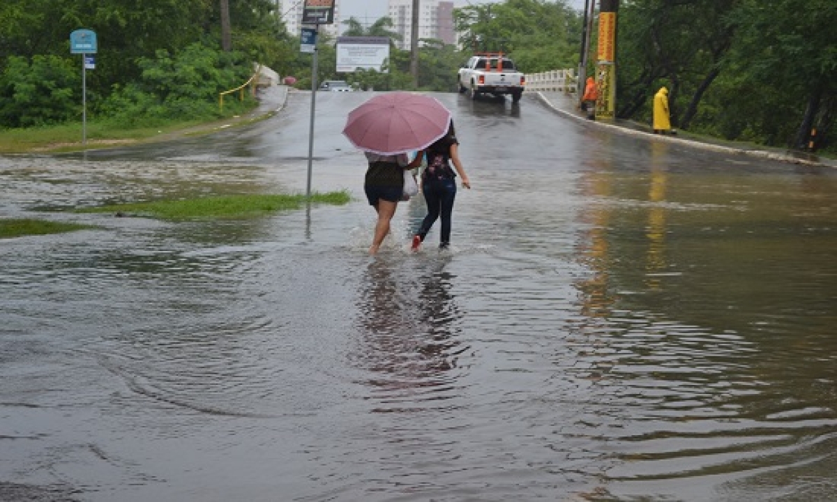 Pessoas se arriscam em travessia na Ponte do Santa Lúcia (Foto de arquivo: Portal Infonet)