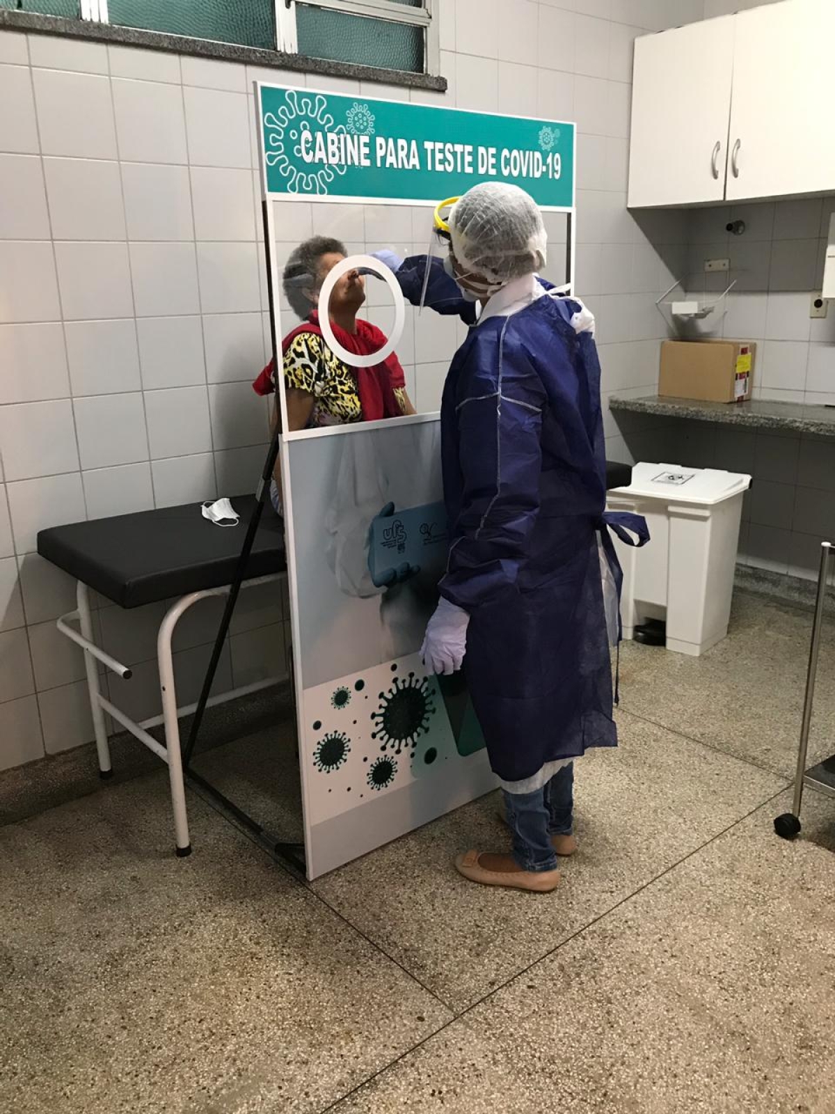 Prefeitura recebe da UFS doação de cabine para testes de covid-19 (Foto: LPI/ UFS)
