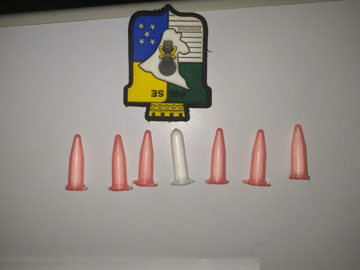 Jovens são flagrados em posse de cocaína em Lagarto (Foto: SSP/SE)