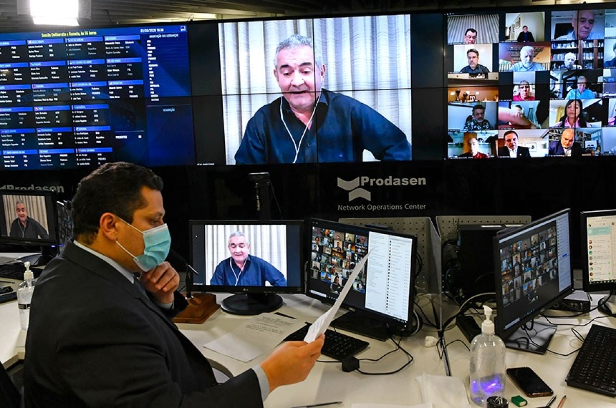 Relator da proposta, o senador Angelo Coronel (PSD-BA), adiantou as mudanças a serem introduzidas no texto; o presidente do Senado, Davi Alcolumbre, disse ser preciso coibir os abusos cometidos na internet (Foto: Leopoldo Silva/ Agência Senado)