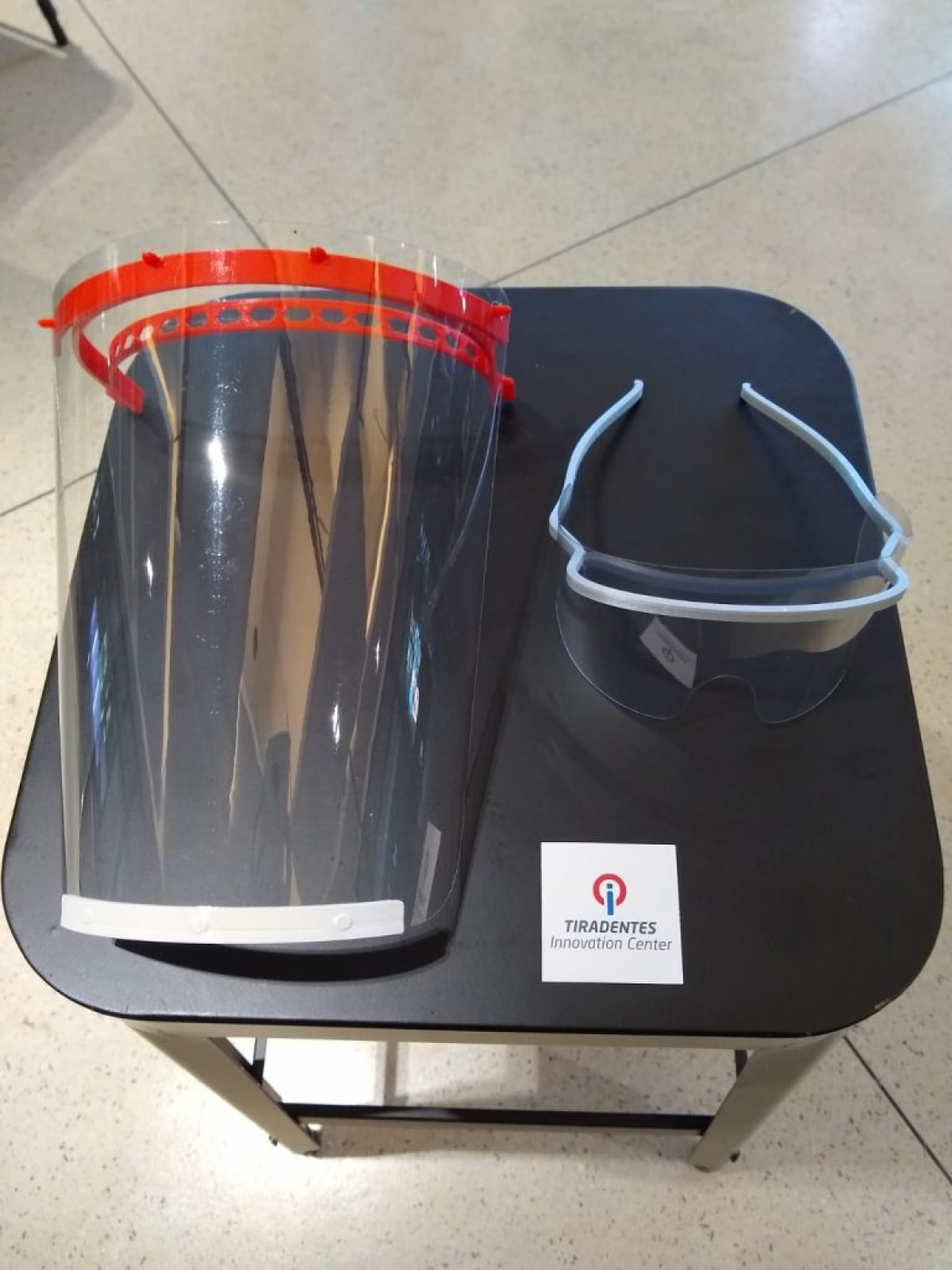 Tiradentes Innovation Center auxilia no desenvolvimento de um capacete, interface que liga o paciente ao ventilador mecânico (Foto: Assessoria de Imprensa Unit)