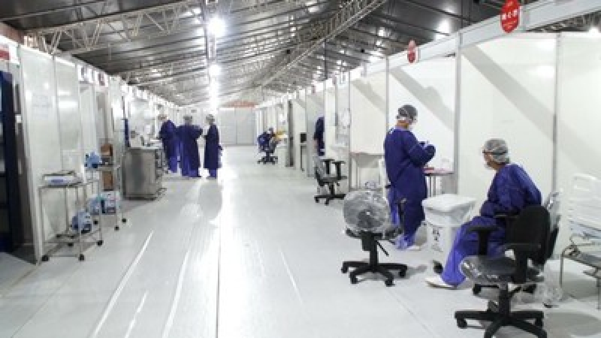 Interior do Hospital de Campanha de Aracaju, com médicos paramentados com EPIs no corredor (Foto: Prefeitura de Aracaju)
