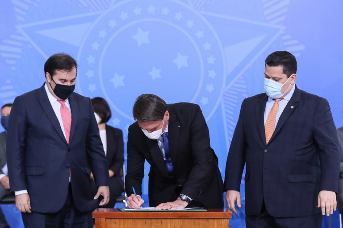Presidente Bolsonaro, assina Decreto que prorroga o período de pagamento do auxílio emergencial (Foto: Isac Nóbrega/ PR)