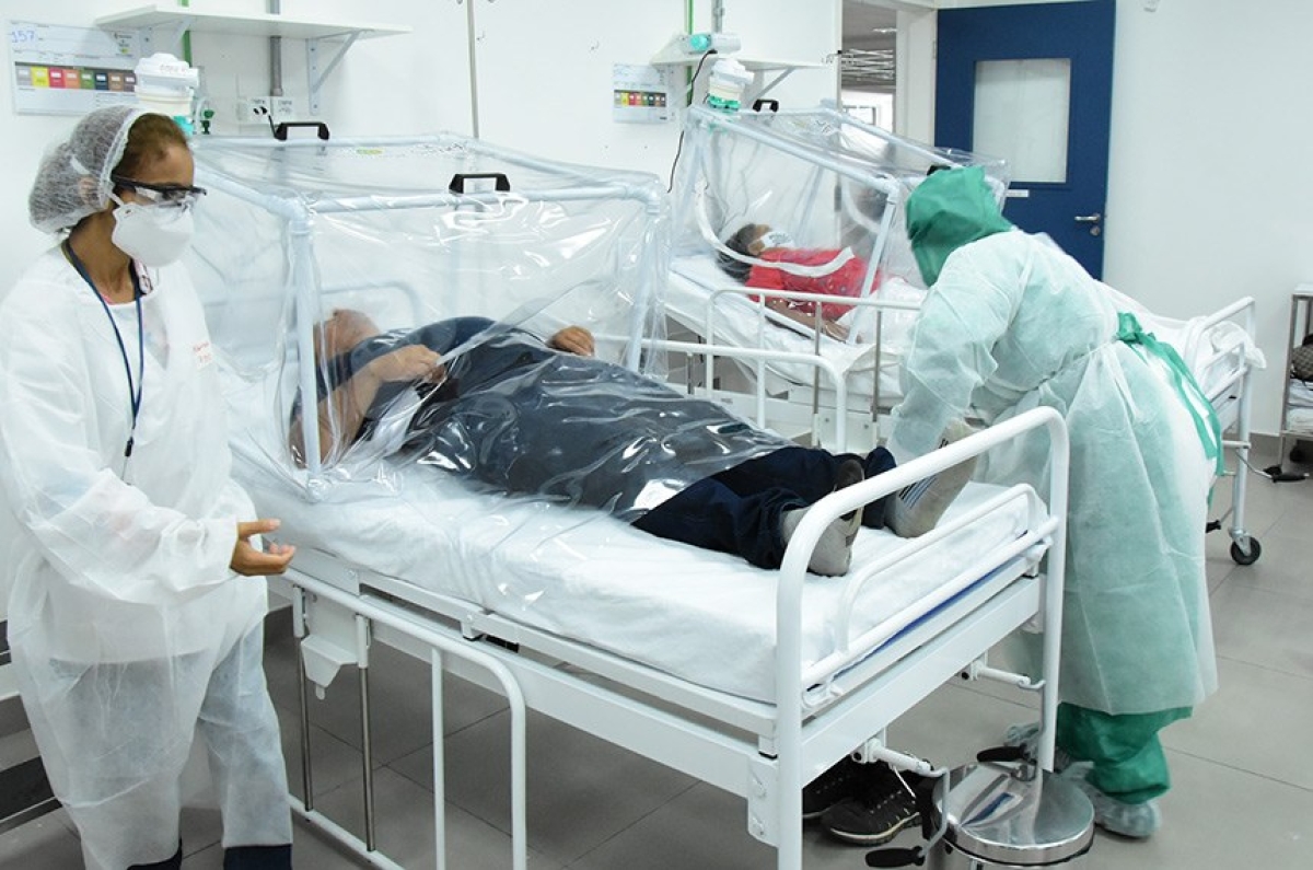 Profissionais de saúde atendem indígena com covid-19 em hospital de campanha no Amazonas: autor do projeto, Randolfe Rodrigues quer ampliar capacidade de enfrentamento à pandemia (Foto: Ingrid Anne/ HCM)