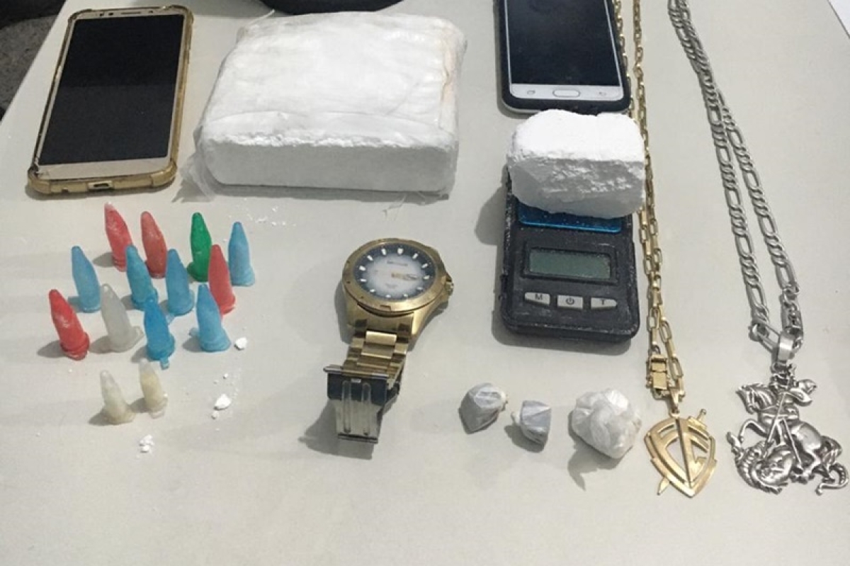 Além da droga, os policiais apreenderam material para comercialização (Foto: Portal Infonet)