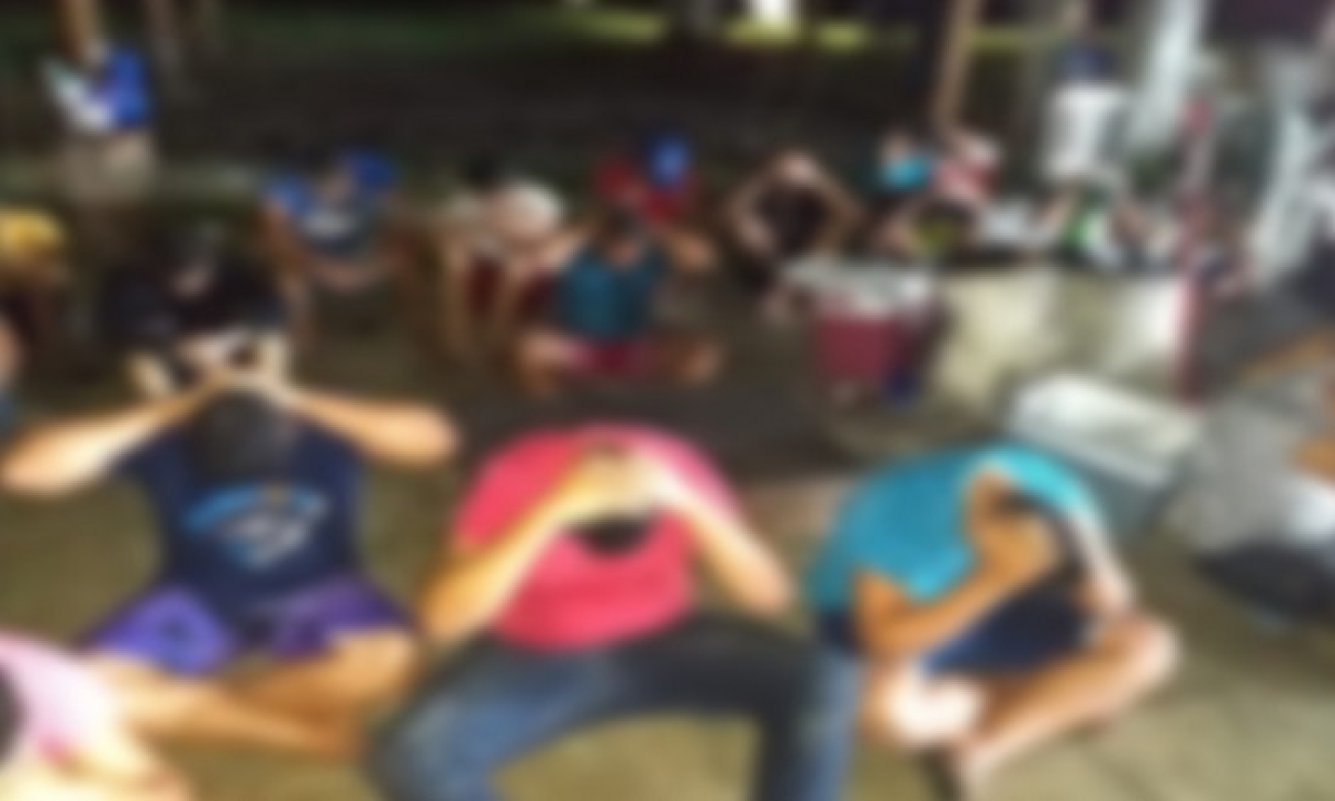 Segundo a polícia, pessoas estariam ingerindo bebida alcoólica (Foto: PMSE)