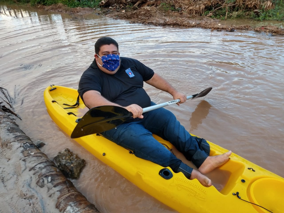 Vereador Cabo Didi usa caiaque para andar em ruas da zona de expansão (Foto: Assessoria Cabo Didi)