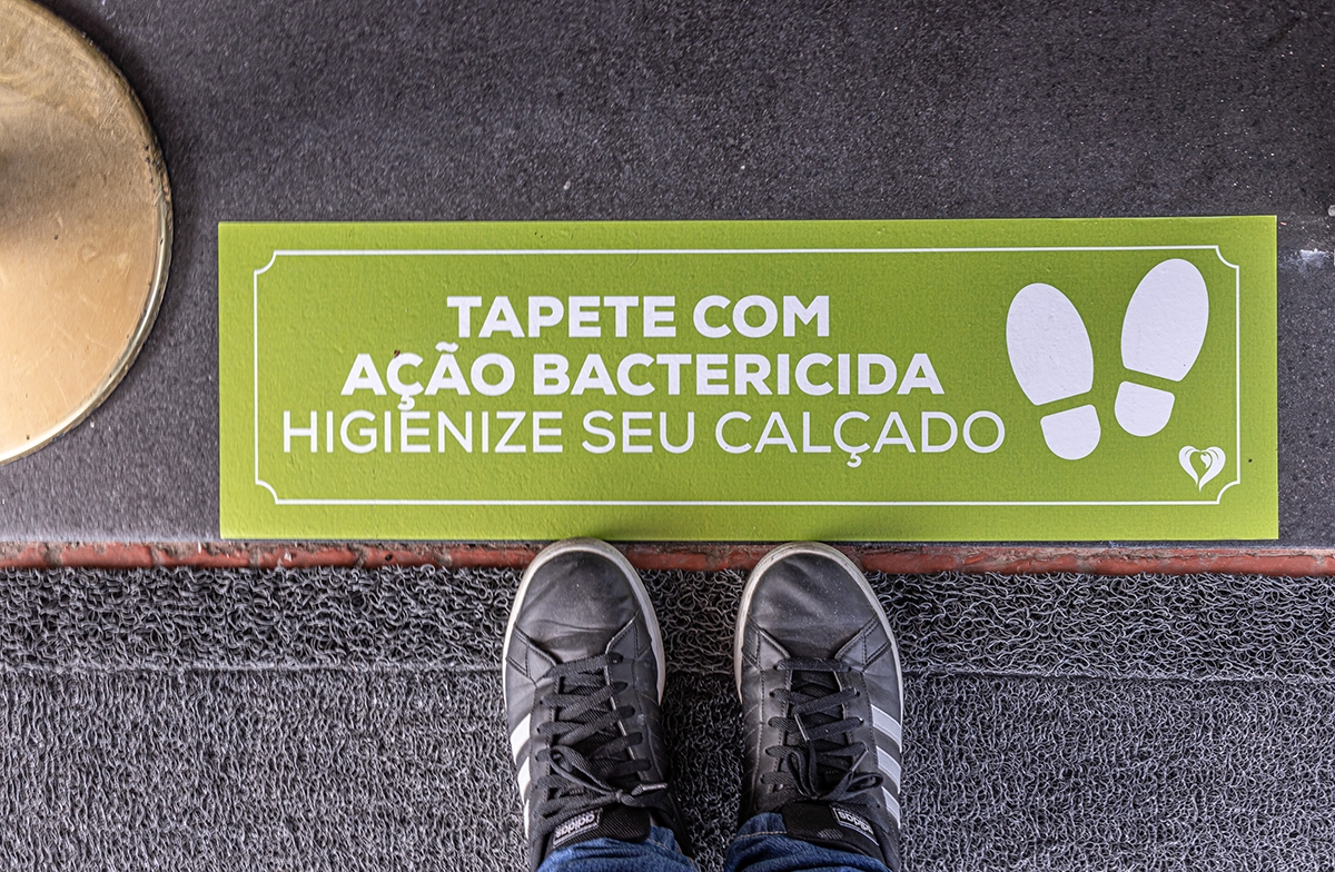 Shoppings instalam tapetes com ação bactericida nos acessos (Foto: Fillippe Araújo)