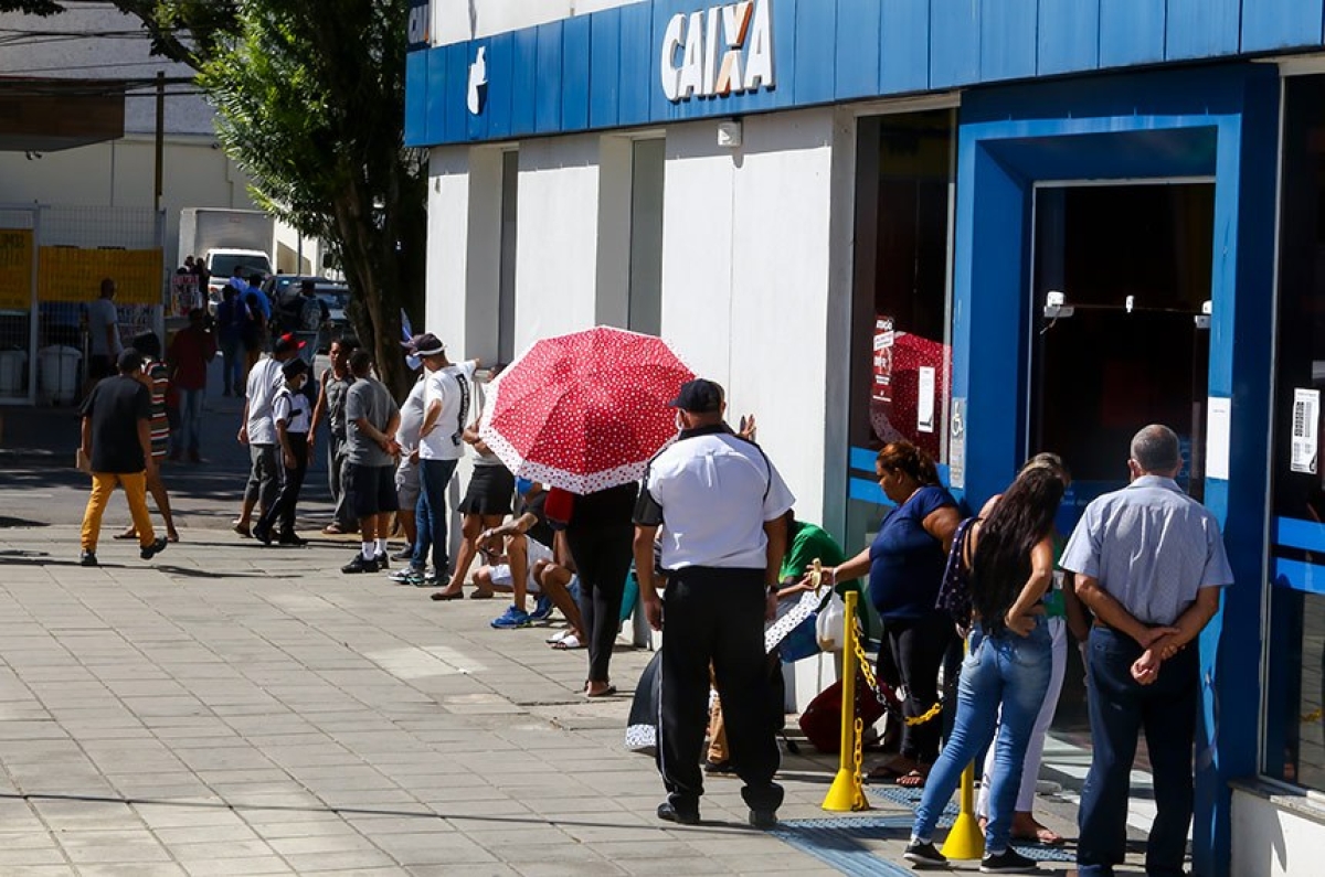 Fila para recebimento do auxílio emergencial (Foto: Adenir Britto/ CMSJC)