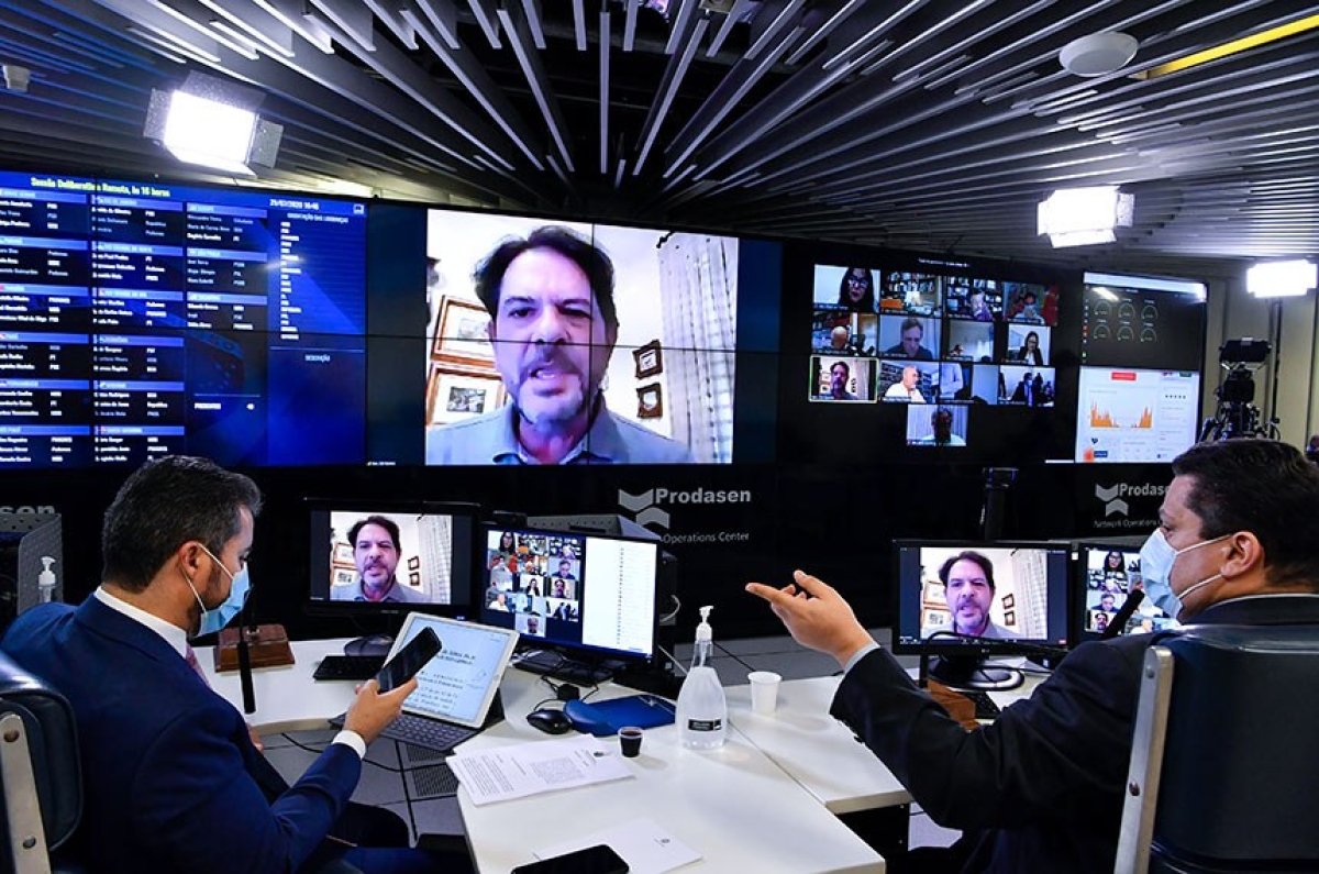 A necessidade da compensação federal vem da queda na arrecadação do IR e do IPI, que acabou reduzindo os repasses dos fundos. A matéria foi relatada pelo senador Cid Gomes (Foto: Waldemir Barreto/ Agência Senado)