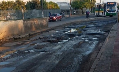 Buracos se formaram em uma das pistas do terminal (Foto: Facebook/ Informações Policiais)
