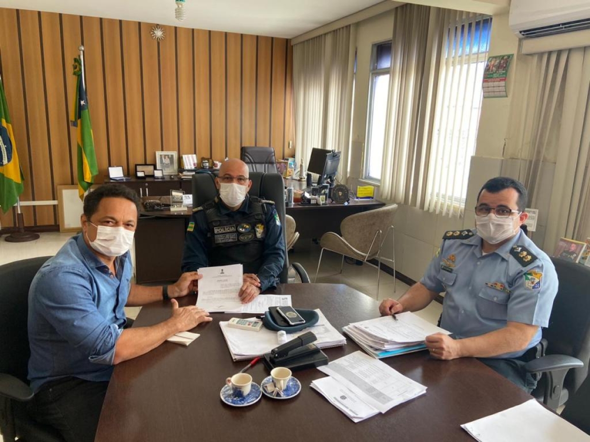 Capitão Samuel comemora assinatura da prorrogação do concurso para soldados e oficiais (Foto: Site Capitão Samuel)