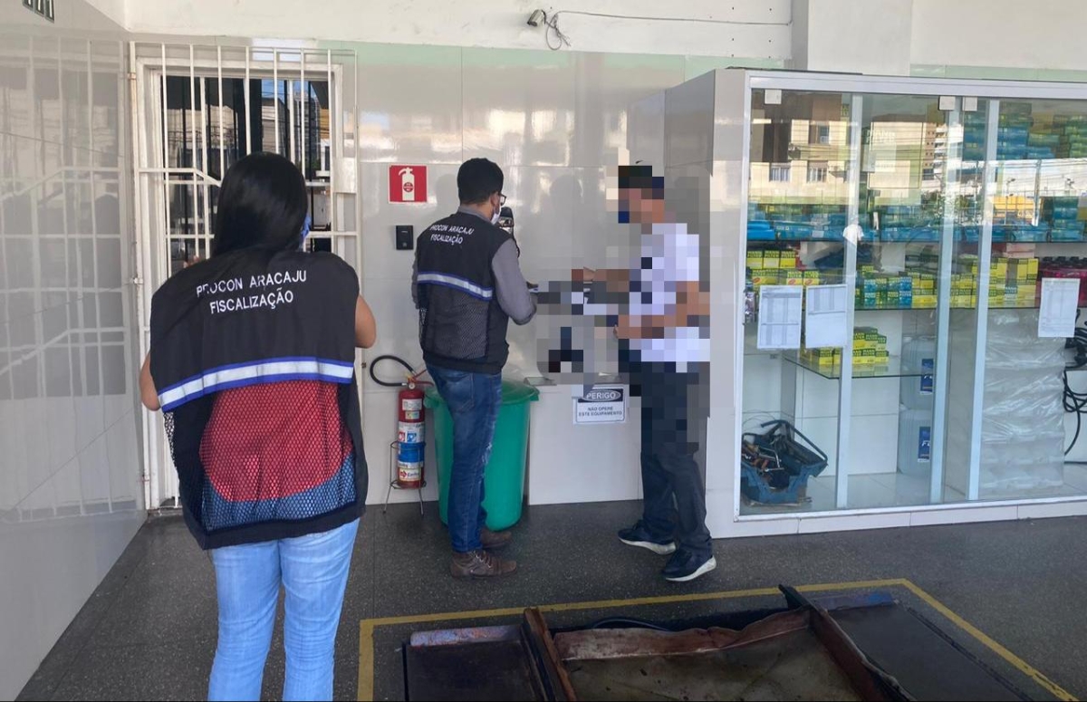 Procon Aracaju apura denúncia de possível propaganda enganosa em posto de combustível (Foto: Ascom Semdec)