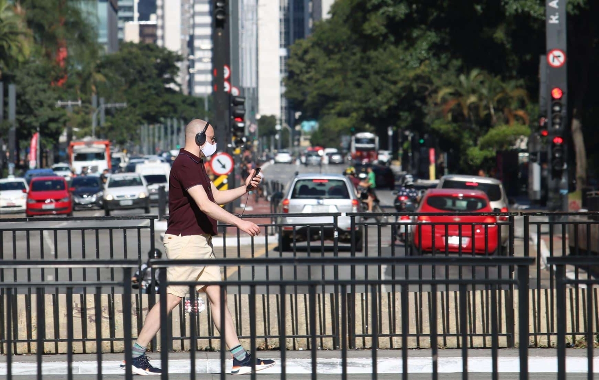 Especialistas temem que espera por impactos imediatos de uma vacina possa comprometer outras medidas de controle da pandemia, como o uso de máscaras e o distanciamento social (Foto: Rovena Rosa/ Agência Brasil)