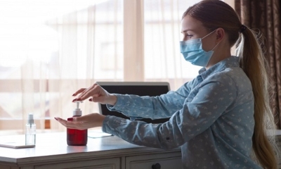 Segundo a médica de Família e Comunidade, Luciana Guimarães, uma das principais medidas é o isolamento do familiar em algum cômodo da residência (Foto ilustrativa: Freepik)