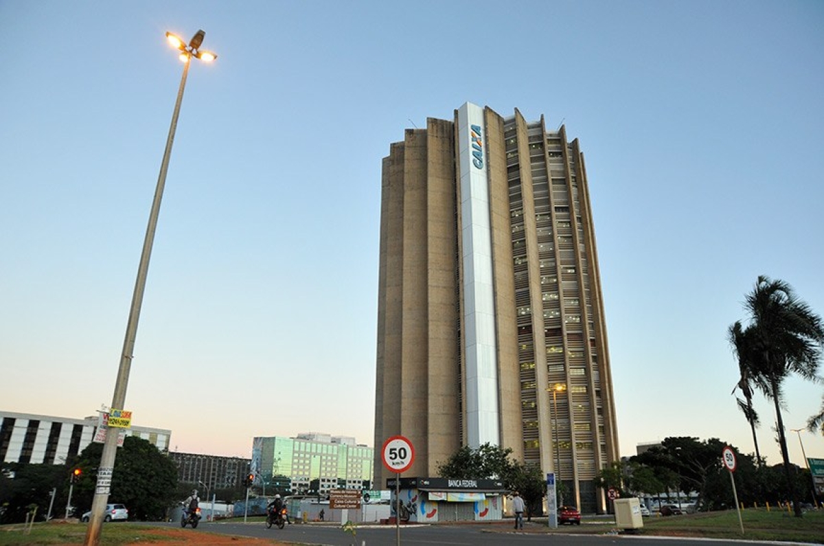 Sede da Caixa, em Brasília: setores como o de seguros devem fazer parte da reestruturação que, segundo o governo, servirá para fortalecer atuação do órgão em áreas sociais como Bolsa-Família e FGTS (Foto: Leonardo Sá/ Agência Senado)
