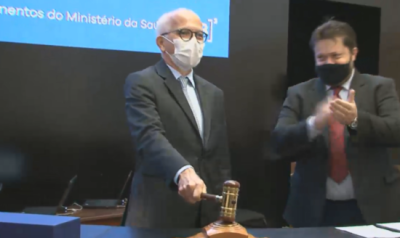Edvaldo bateu o martelo em ato simbólico após conhecer empresa vencedora do leilão (Foto: Transmissão Bolsa de Valores de SP)